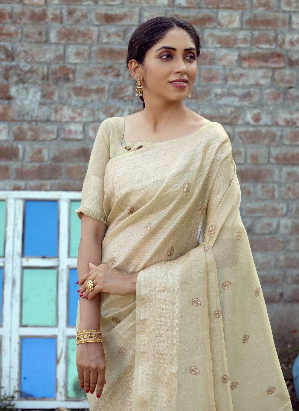 Trendy Saree Linen Tissue Cream Woven Saree