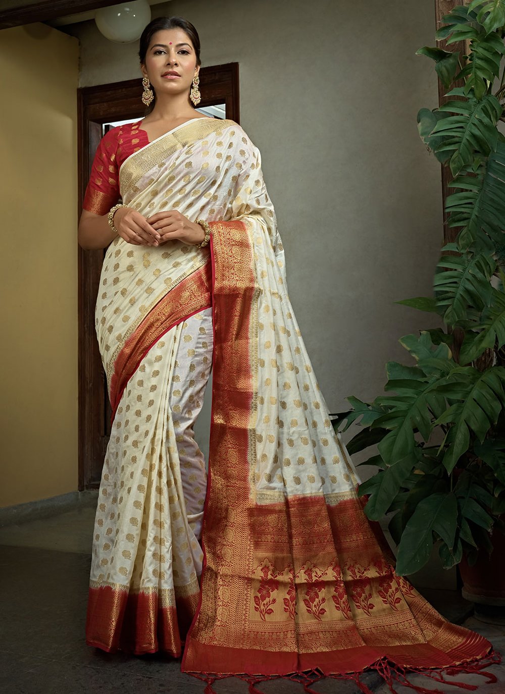 Trendy Saree Banarasi Silk Off White Weaving Saree