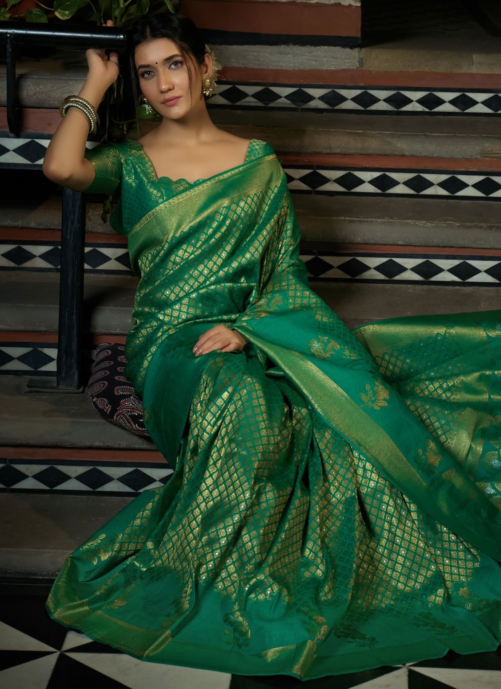 Trendy Saree Kanjivaram Silk Gold Green Weaving Saree