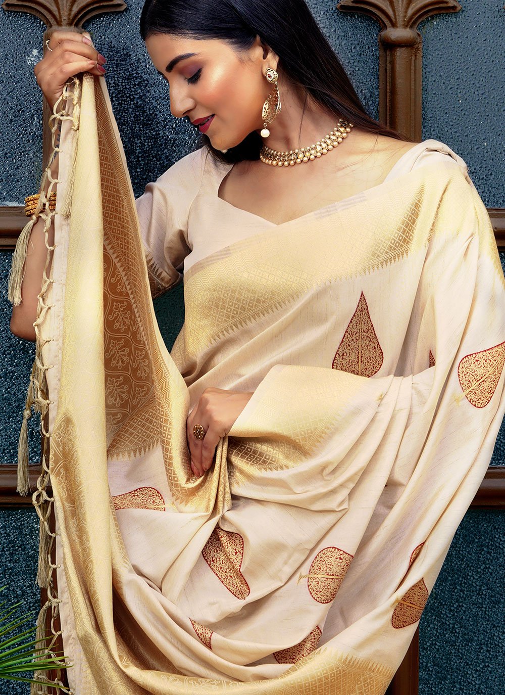 Trendy Saree Silk Cream Weaving Saree