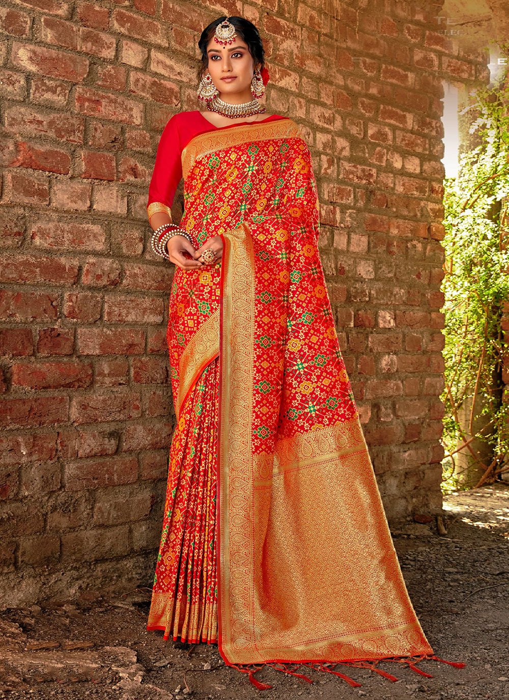 Classic Blended Cotton Red Woven Saree